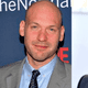 Estos tipos son excelentes actores pero en First Man están en los papeles equivocados:a mi juicio Kyle Chandler hubiera sido un mucho mejor Ed White o inclusive hasta como Michael Collins daba el tipo; Corey Stoll tiene más el tipo de Pete Conrad (que aparece apenas como un cameo en la cinta) que como Buzz Aldrin (y de hecho parece que le habían dicho que originalmente intepretaba a Pete pues su Buzz se parece más a Conrad que al verdadero Buzz) y Jason Clarke hubiera quedado mejor como Deke Slayton...